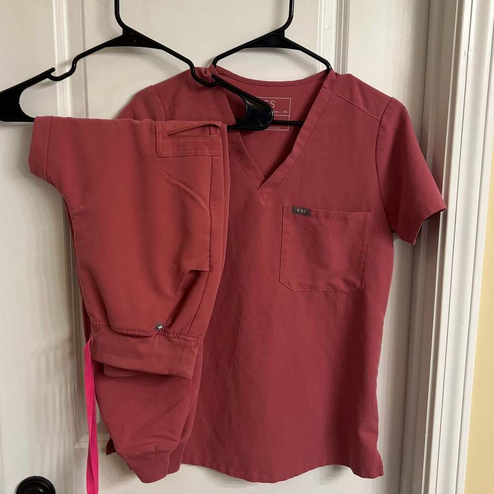 FIGS Mineral Mauve Catarina One-Pocket Scrub Top and Pants Set